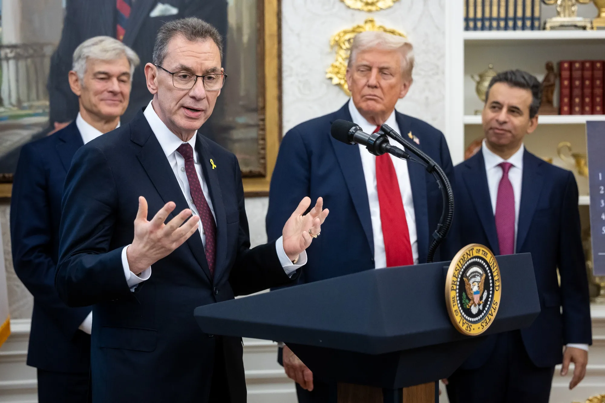 CEO of Pfizer Inc.&nbsp;Albert Bourla speaks&nbsp;in the Oval Office of the White House in Washington&nbsp;Sept. 30. Behind him, from left to right, are&nbsp;Mehmet Oz, administrator of the Centers for Medicare and Medicaid Services,&nbsp;President Donald Trump&nbsp;and Marty&nbsp;Makary, commissioner of the Food and Drug Administration.
