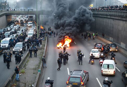 TOPSHOT-FRANCE-TRANSPORT-LABOUR-TAXI-VTC-DEMONSTRATION