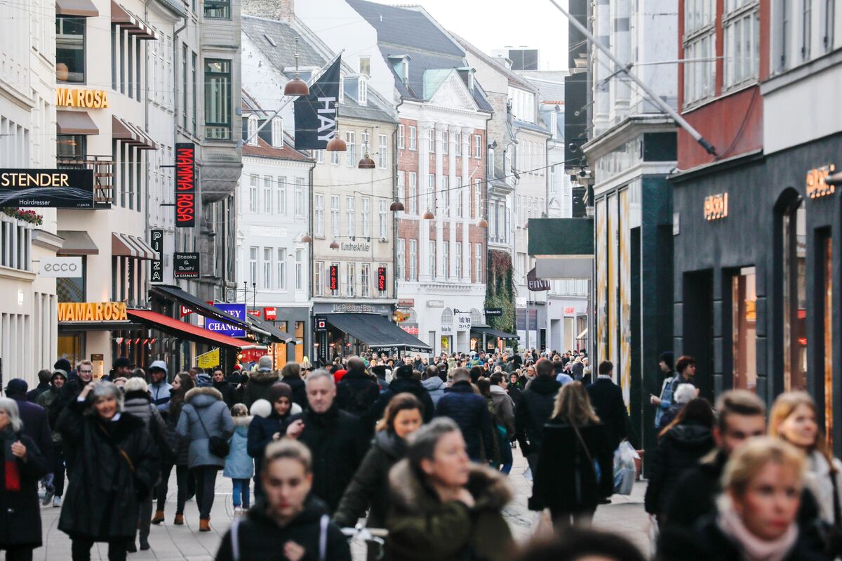 European Shoppers Cut Spending Due to US Tariffs, ECB Poll Shows