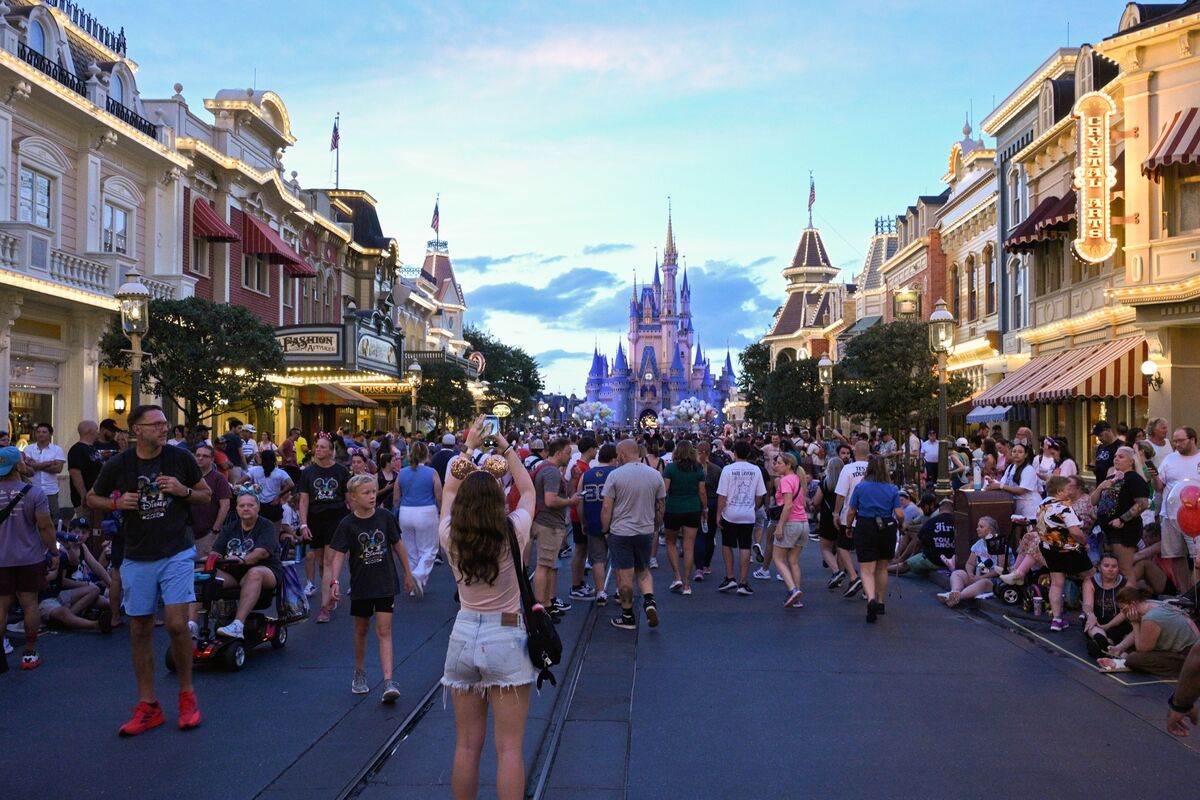 bloomberg.com - Eva Brendel - Disney Seeks Energy Trader as Big Firms Try to Curb Energy Costs