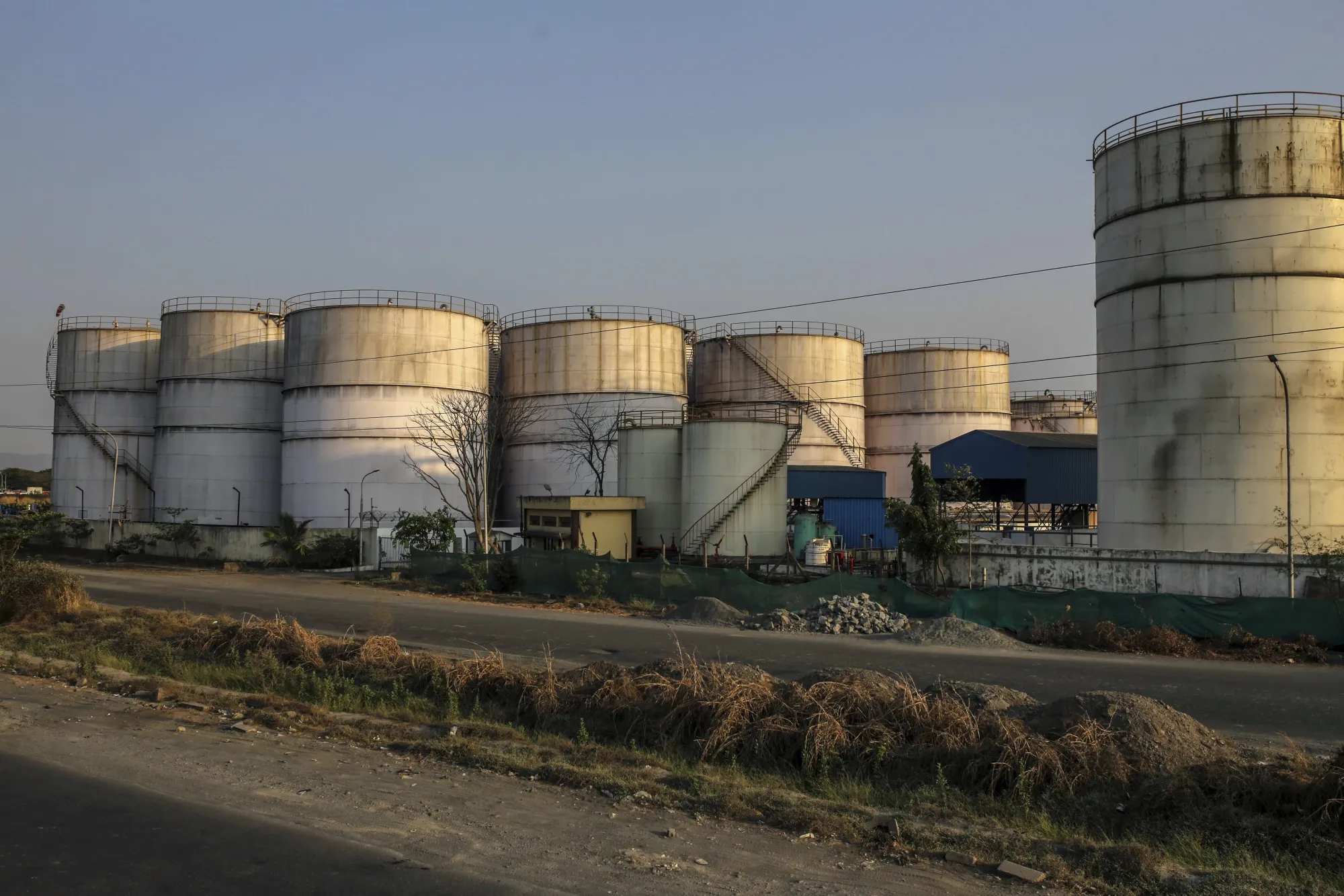 India Slashes Oil-Refining as More Cuts Seen on Lockdown 
