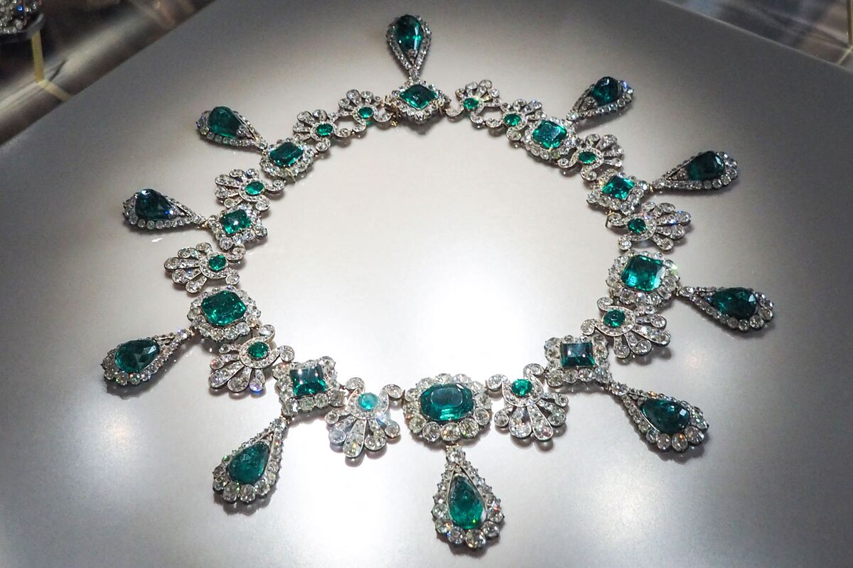 Louvre Museum Faces €88 Million Crown Jewels Theft Highlighting Security Failures in Paris