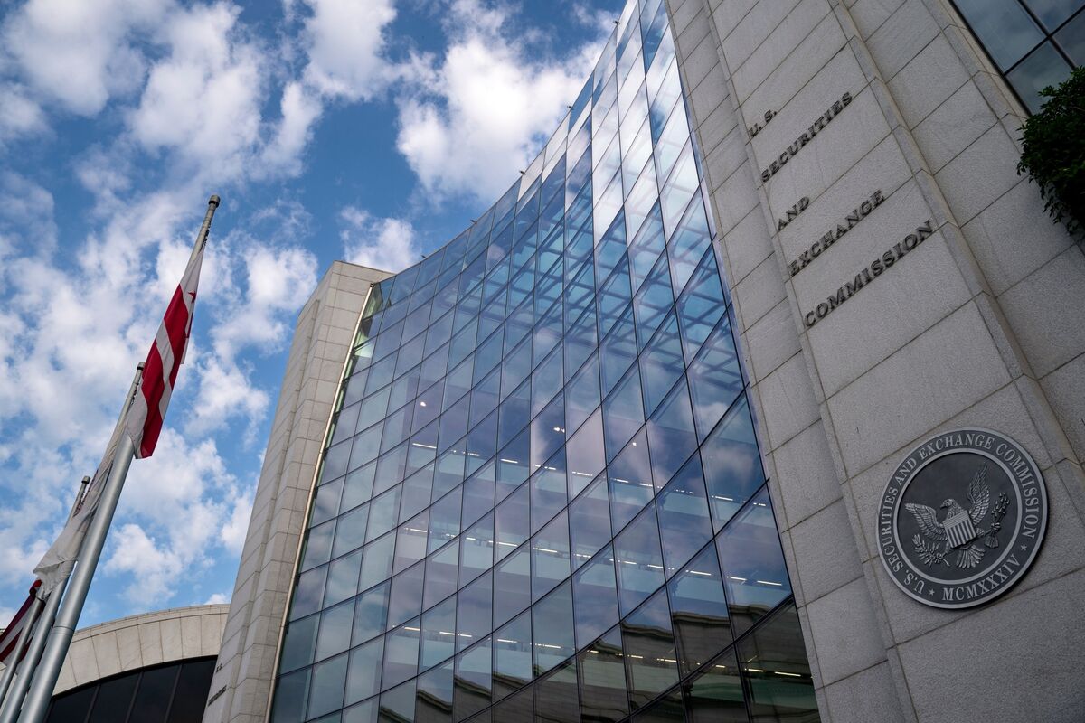 SEC Dangles $50,000 Incentive for Employees to Resign or Retire - Bloomberg