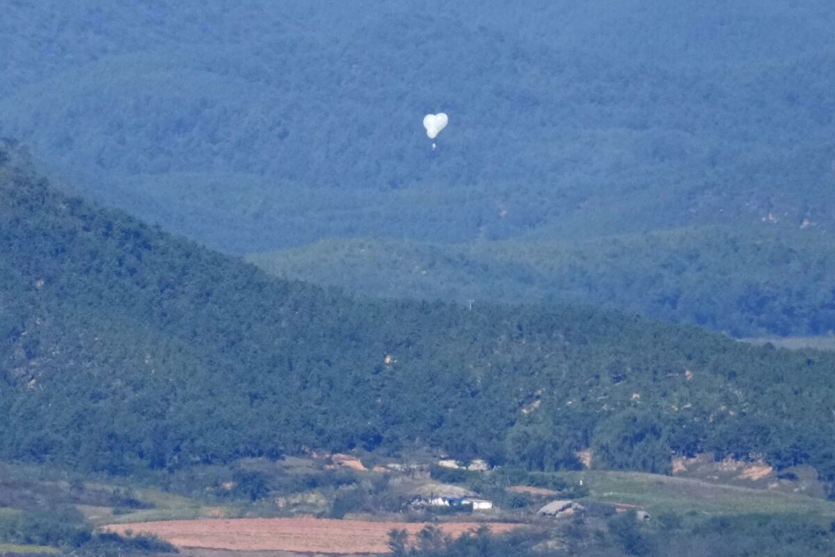 featured image thumbnail for post North Koreas Balloon Carrying Trash Pops Over South Korean Presidential Office