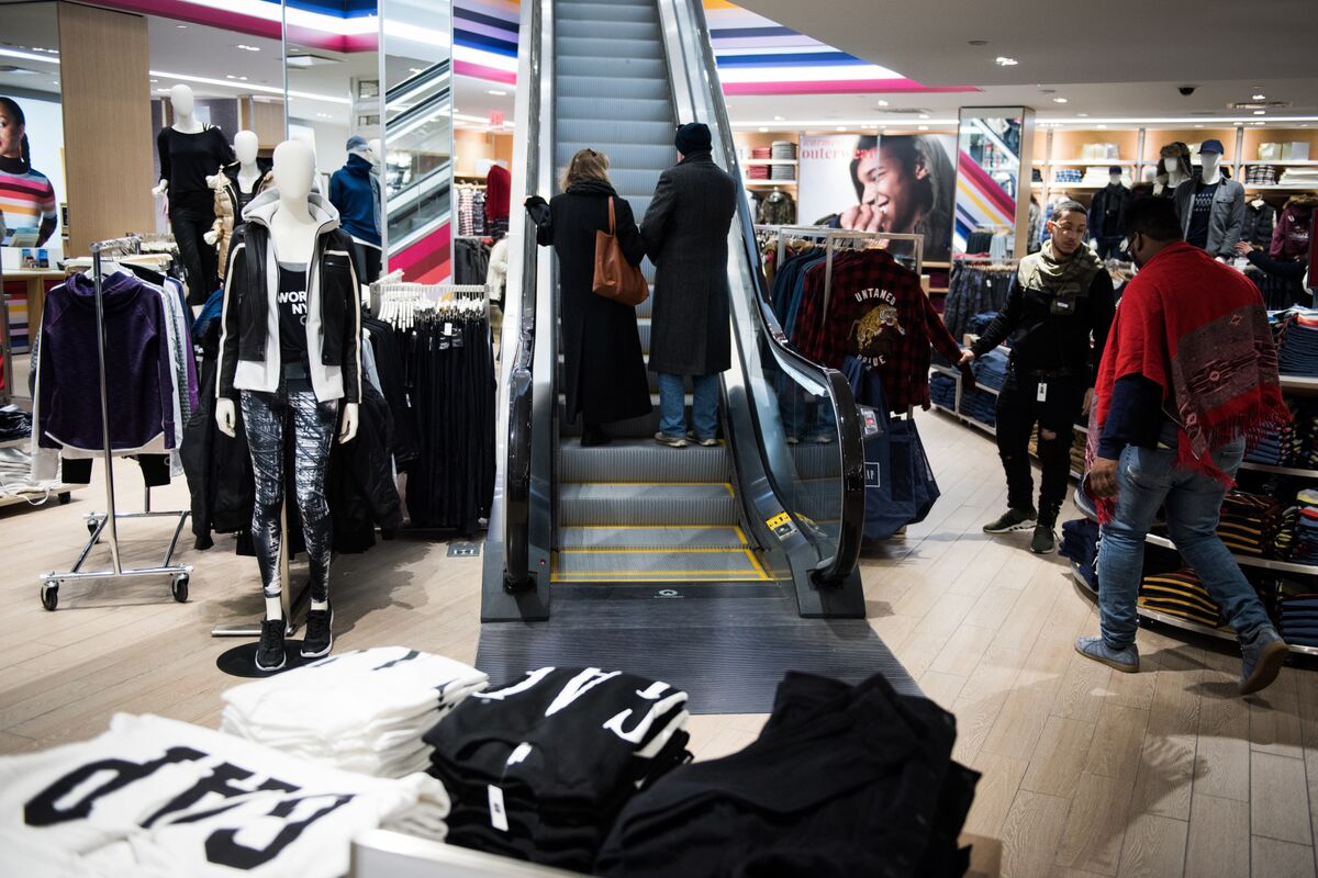 Gap Shares Rise After Prolonged Slump Shows Signs of Easing - Bloomberg