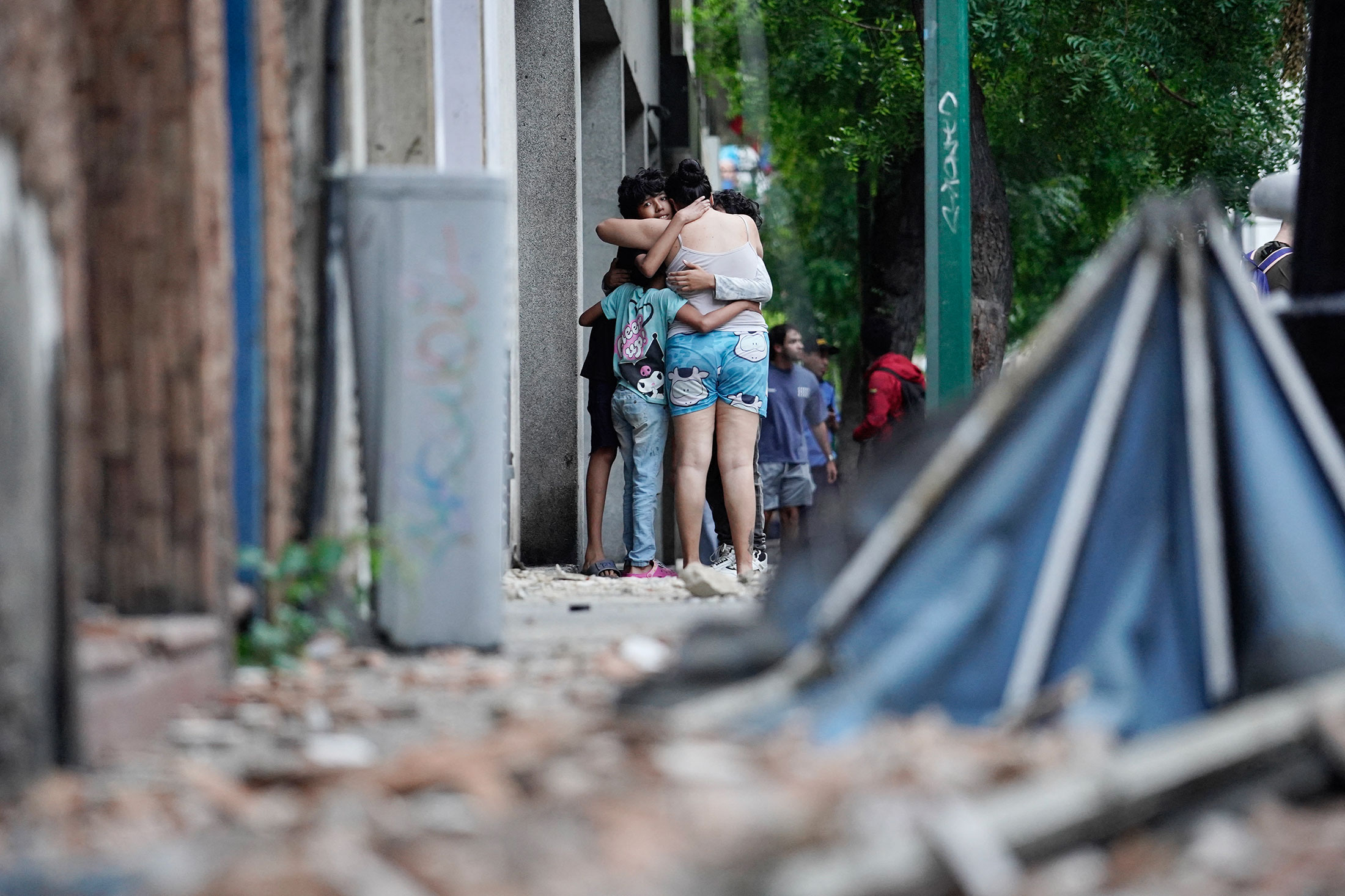 People shelter outside, in Caracas on June 24. Photographer: Manaure Quintero/AFP/Getty Images