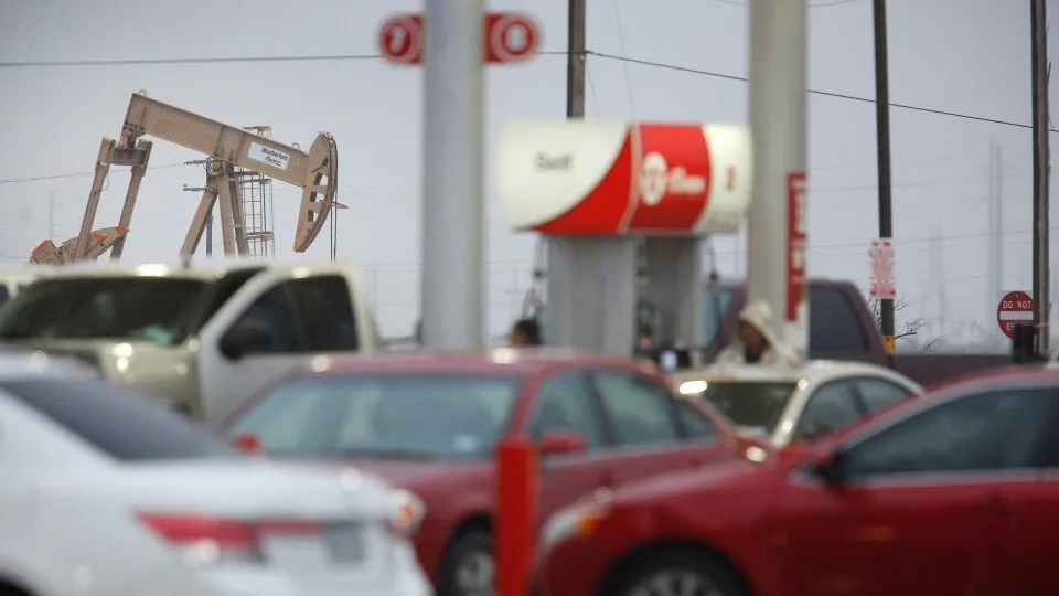 bloomberg.com - Watch Markets: Oil Futures Expecting Iran War Resolution, Hormuz Reopening