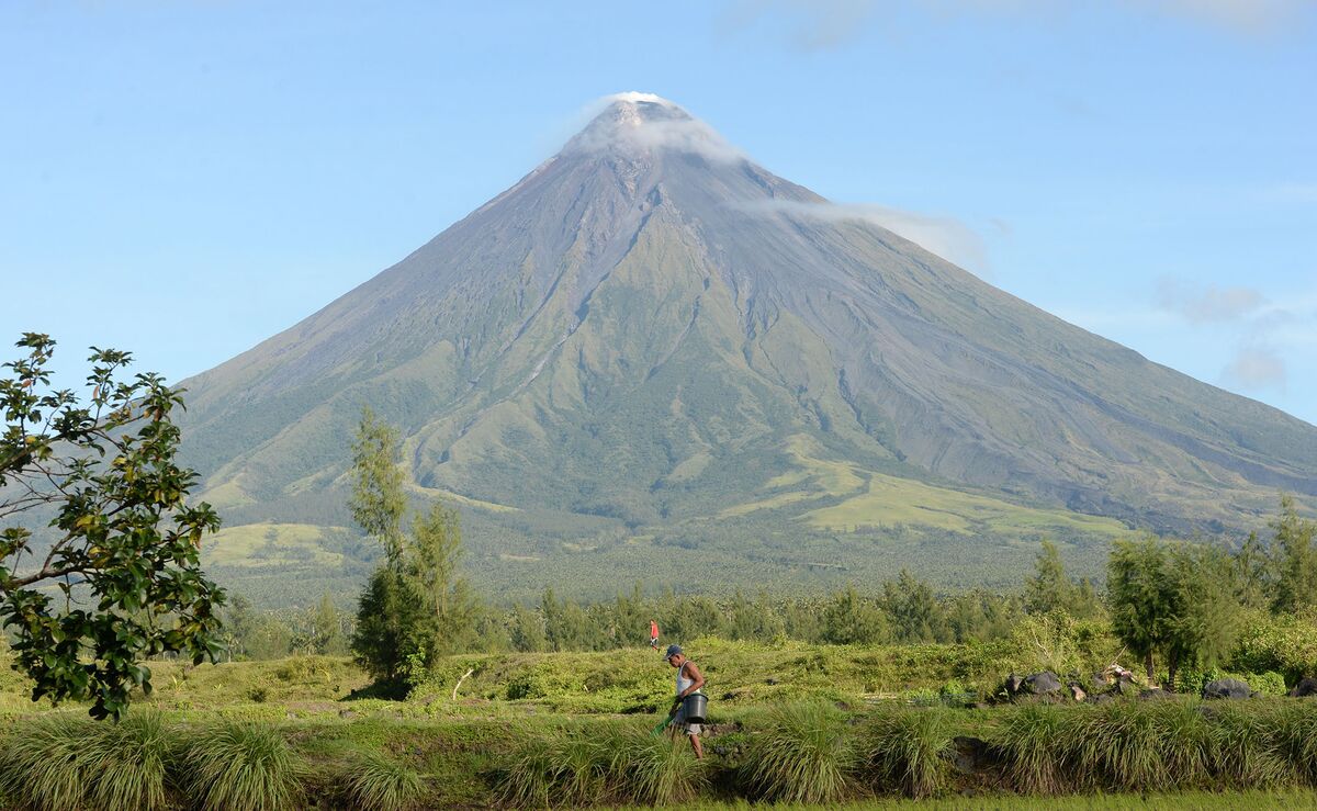 Вулкан на букву б. Вулкан Майон Филиппины. Mayon Gold. Manila and Mayon Volcano on Map. Mayon Volcano entered on Map.