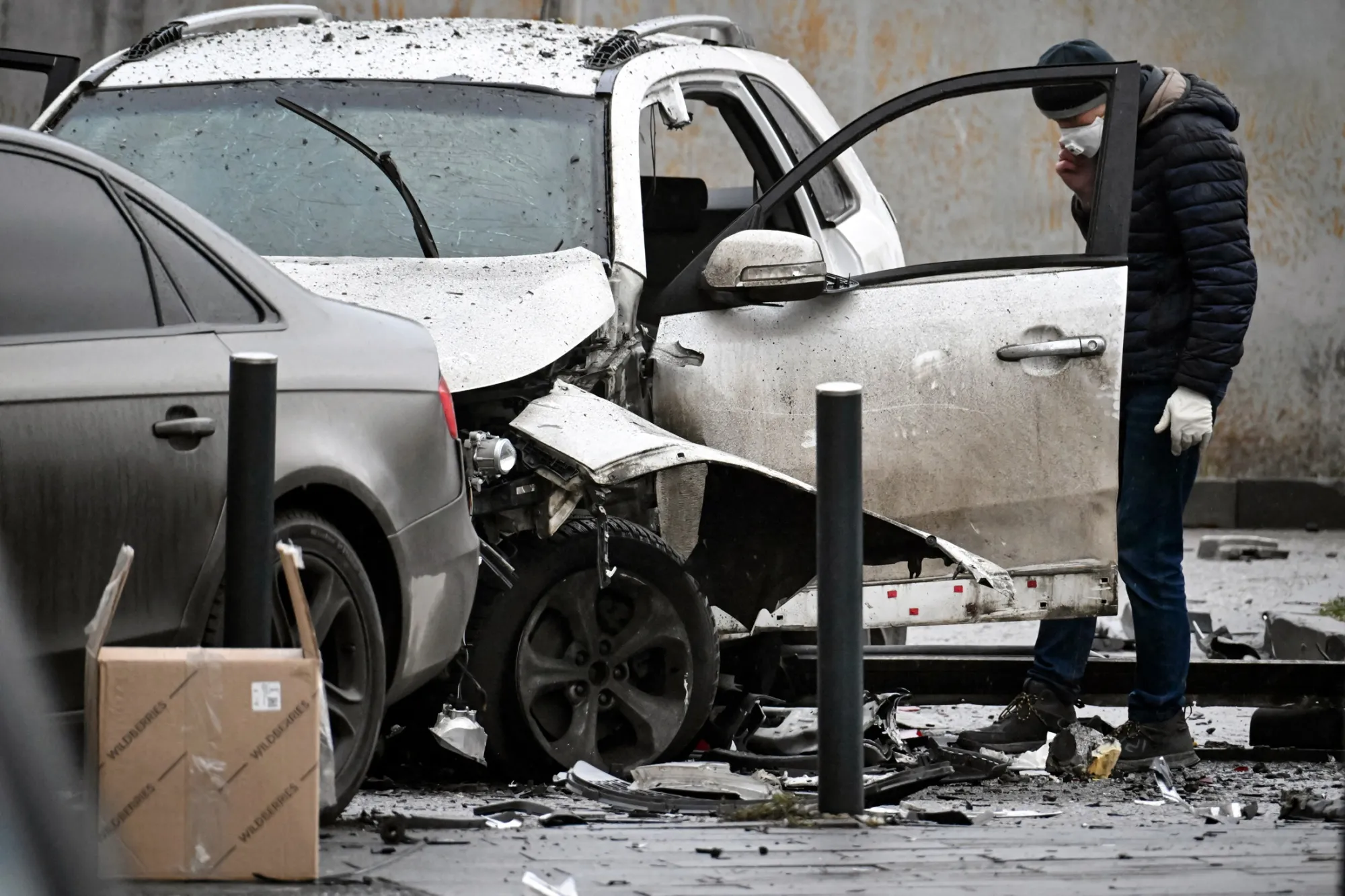 自動車爆弾でサルワロフ中将が死亡した現場を検証する捜査員（22日、モスクワ）