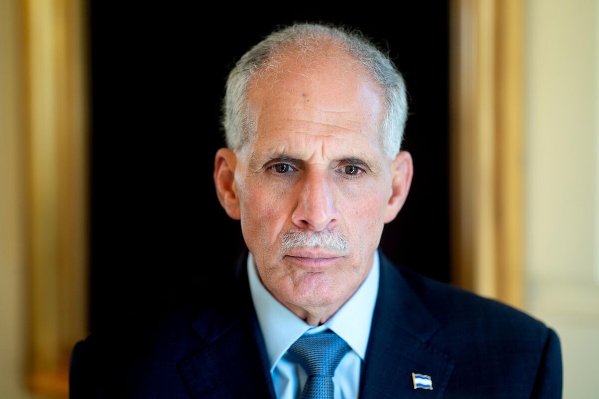 Trump’s Honduras Favorite Vows to Take Office Despite Resistance