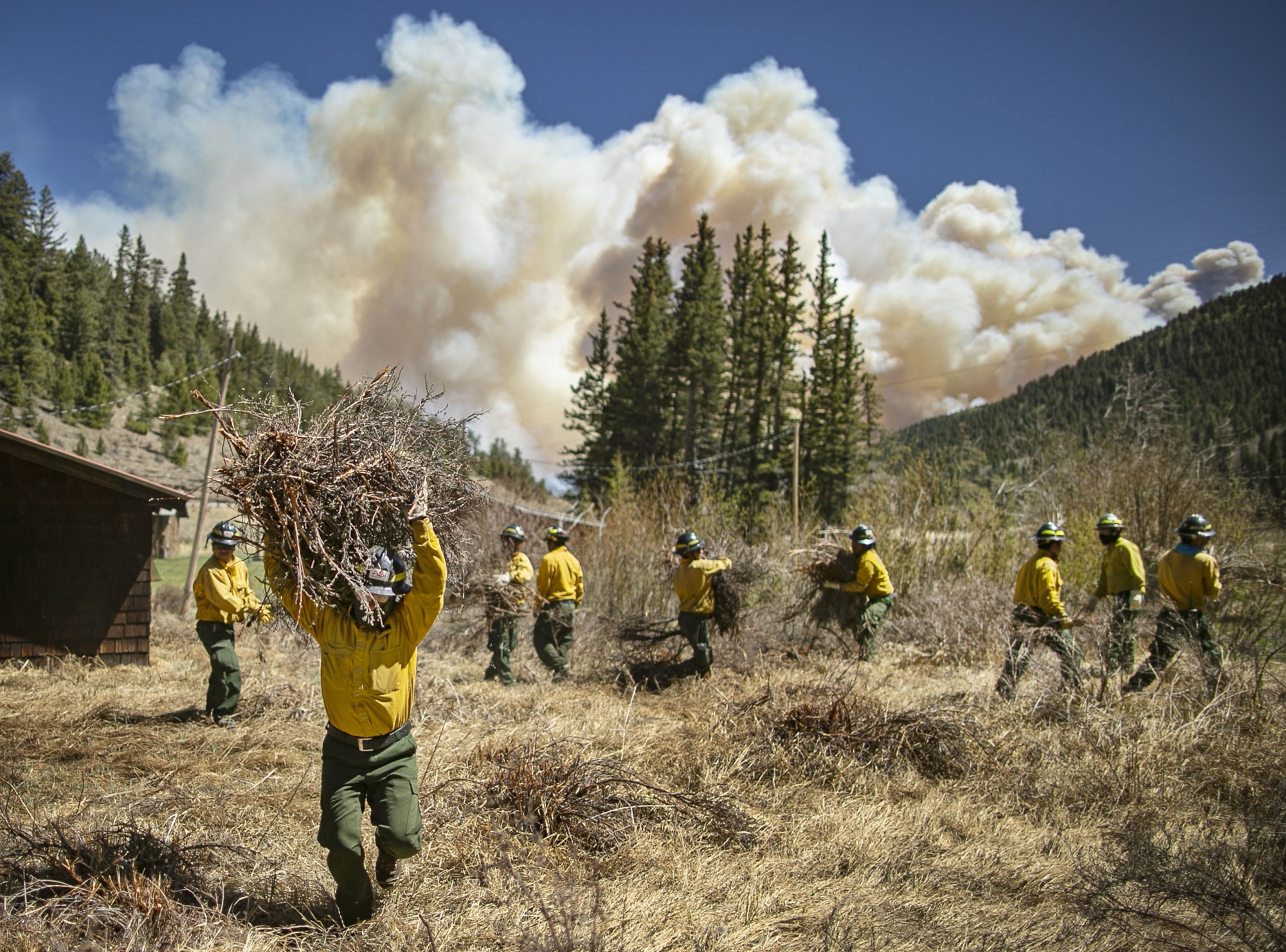 Crews Slow New Mexico Fires, Brace for Dangerous Conditions Bloomberg