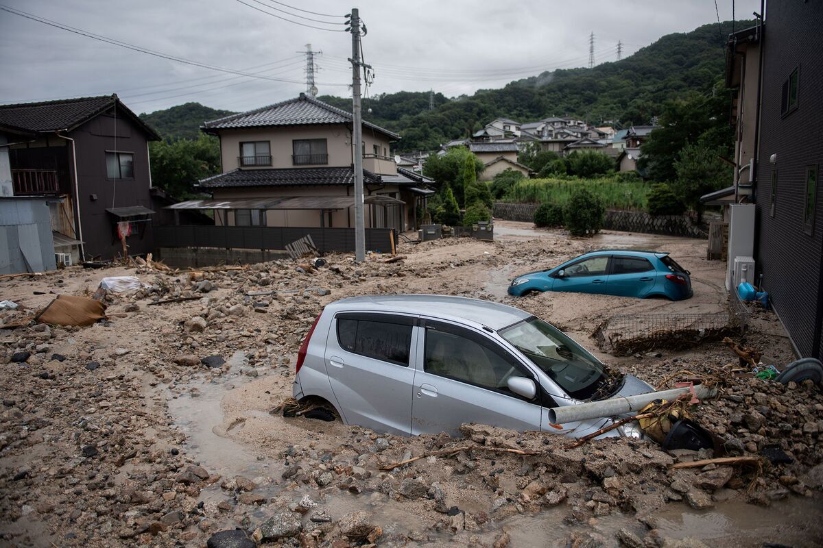 Примеры наводнений и их последствия Death Toll Climbs to 76 as Heavy Rains Hammer Southern Japan - Bloomberg