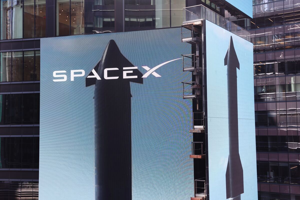 Intesa’s SpaceX Stake Worth Almost $1 Billion at End of June