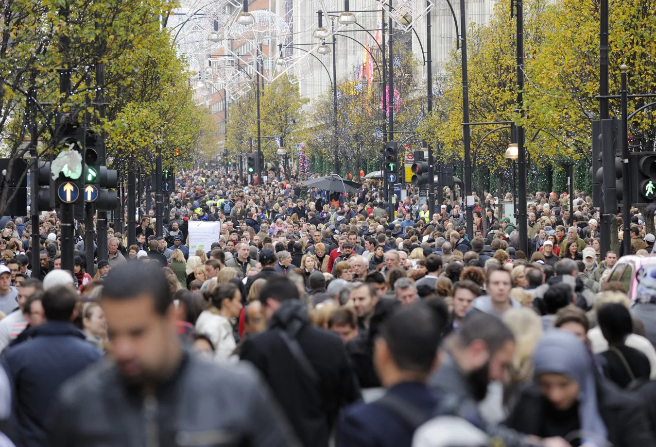Shoppers walk down a traffic free Oxford Street, in London, U.K., on Saturday, Dec 5, 2009. London’s West End shopping district has been insulated from the U.K.’s longest recession on record by foreign tourists attracted by the pound’s weakness, according to Carnaby Street’s biggest landlord.