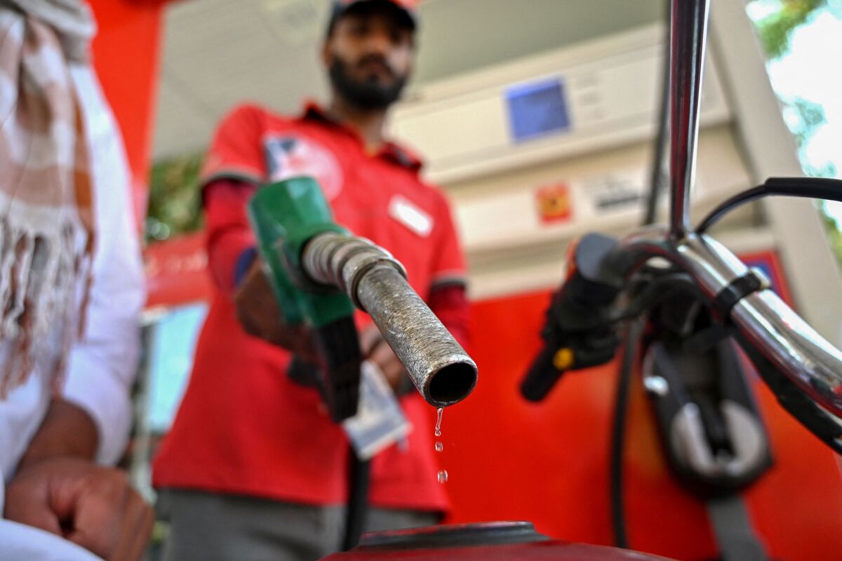 bloomberg.com - Tooba Khan - Pakistan Says Middle East Oil Shock Is Accelerating EV Shift