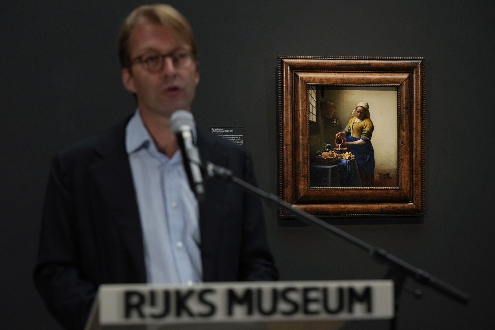 Amsterdam Rijksmuseum to Exhibit Vermeer’s Milkmaid, Girl With a Pearl