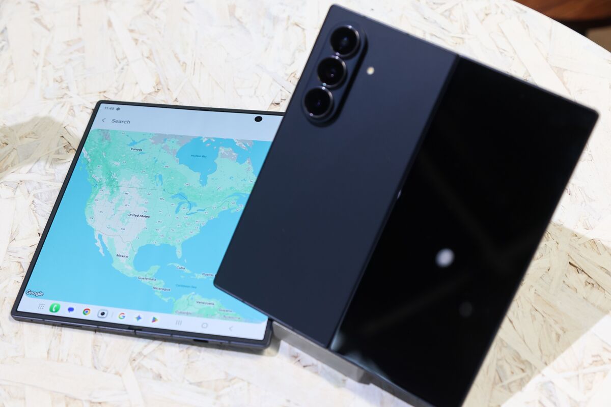 The First Foldable iPhone Will Arrive Next Year in Un-Apple-Like Fashion