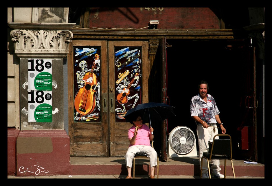 Residents of Pilsen, Chicago, on a hot day in 2007. 