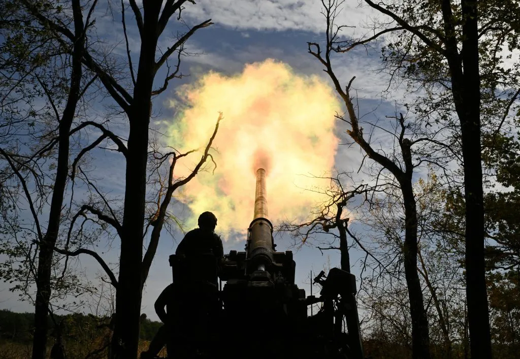 Ukrainian servicemen&nbsp;fire a cannon towards Russian positions.