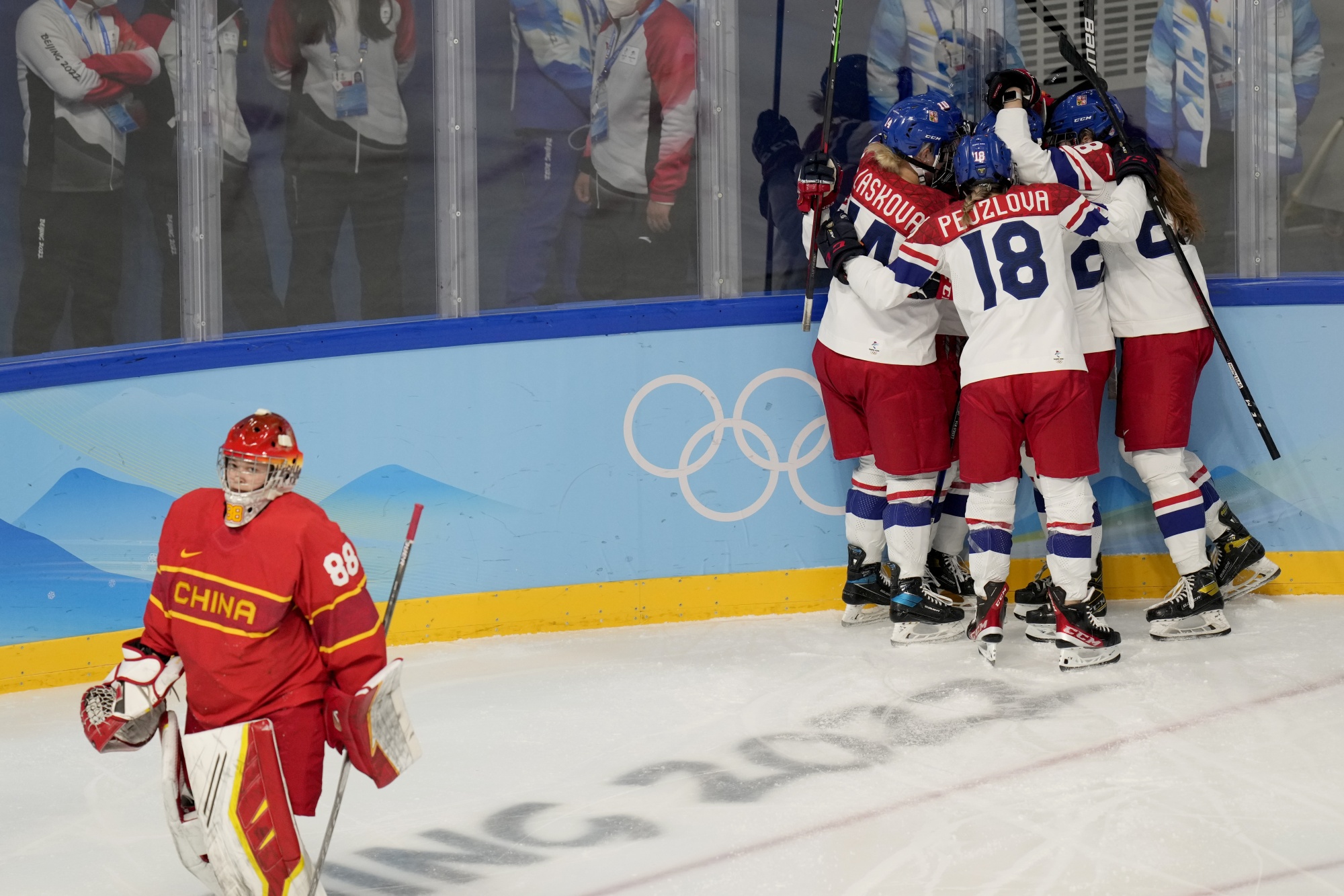 U.S. women's hockey beats Czech Republic in close game to advance