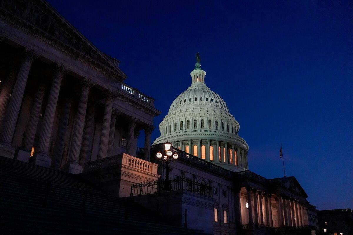 🚨 ⚫️BREAKING: "Legge fiscale di Trump: 3,4 trilioni di dollari di deficit e milioni senza copertura sanitaria"