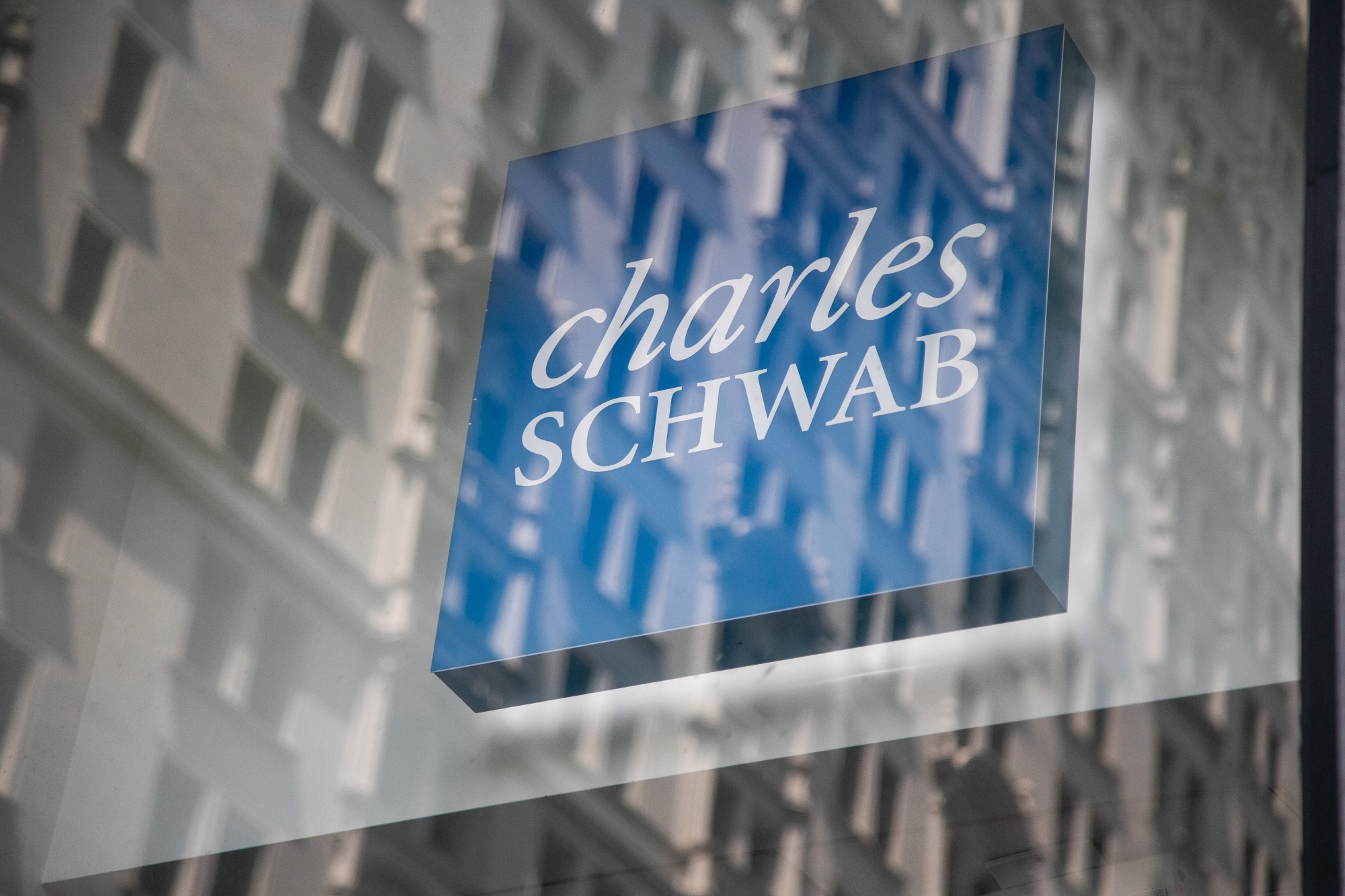 Schwab elimina más de 2.000 empleos al absorber a TD Ameritrade - Bloomberg