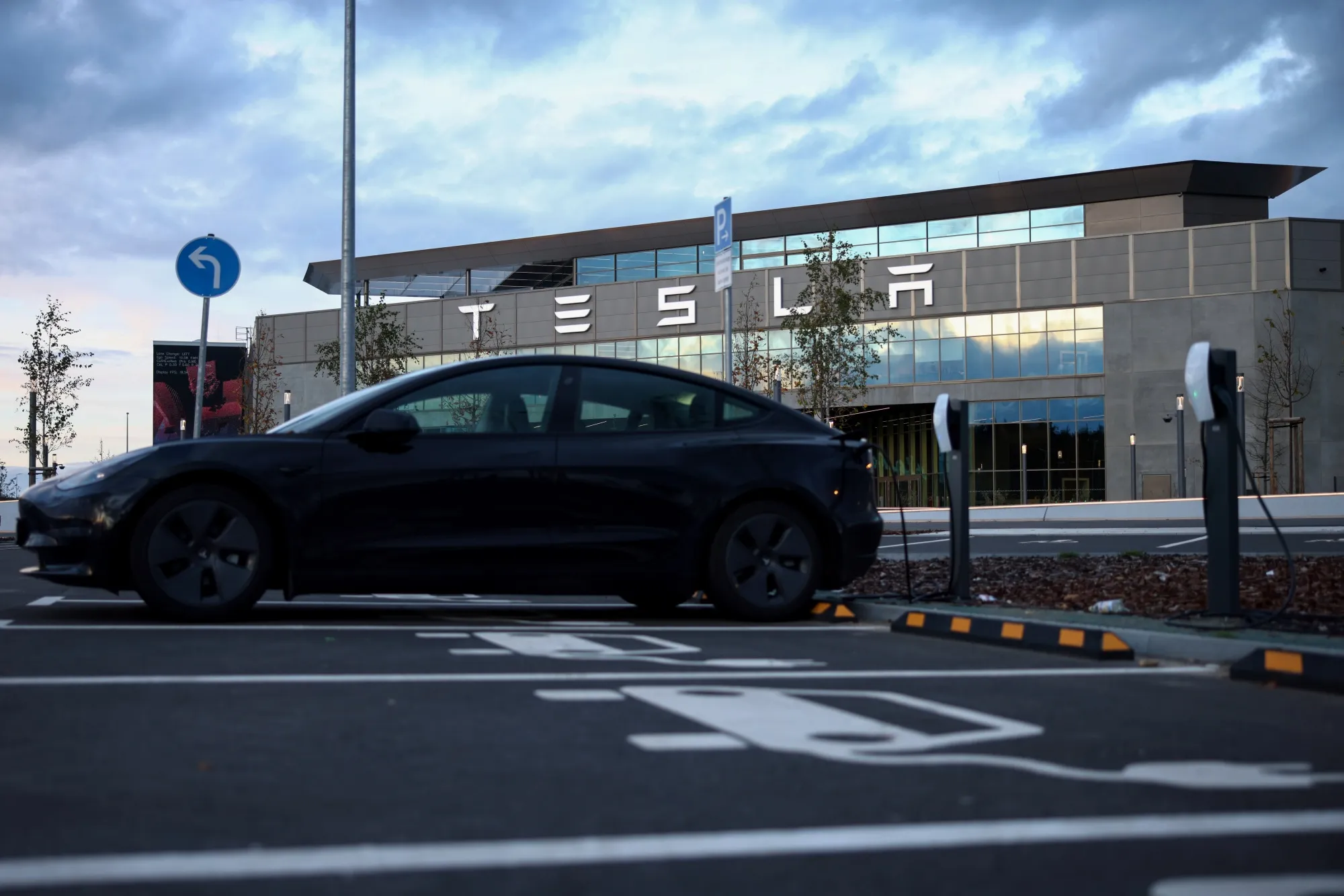 More questions raised about the outlook for climate-related&nbsp;stocks, with Tesla shares in the crossfire.