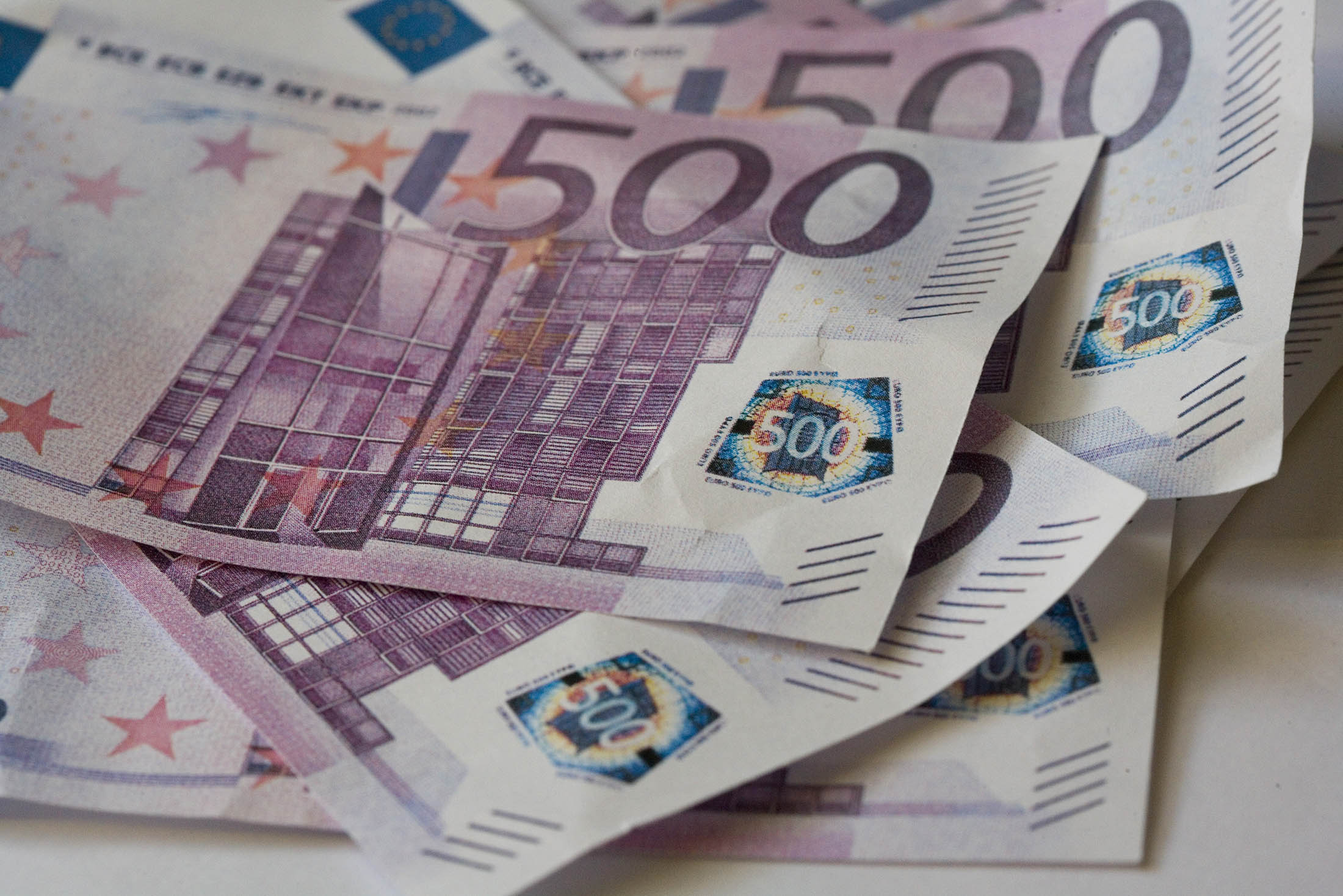 ECB Decrees Slow Death Of 500 Euro Note In Crime Crackdown Bloomberg