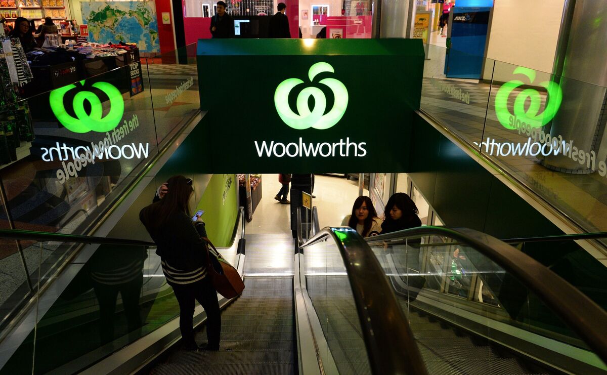 Woolworths’ Fashion Push Stymied by Cash-Strapped Shoppers