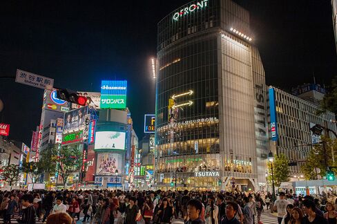 Japan Adds Stimulus Amid Threat of Bond-Sale Disruption