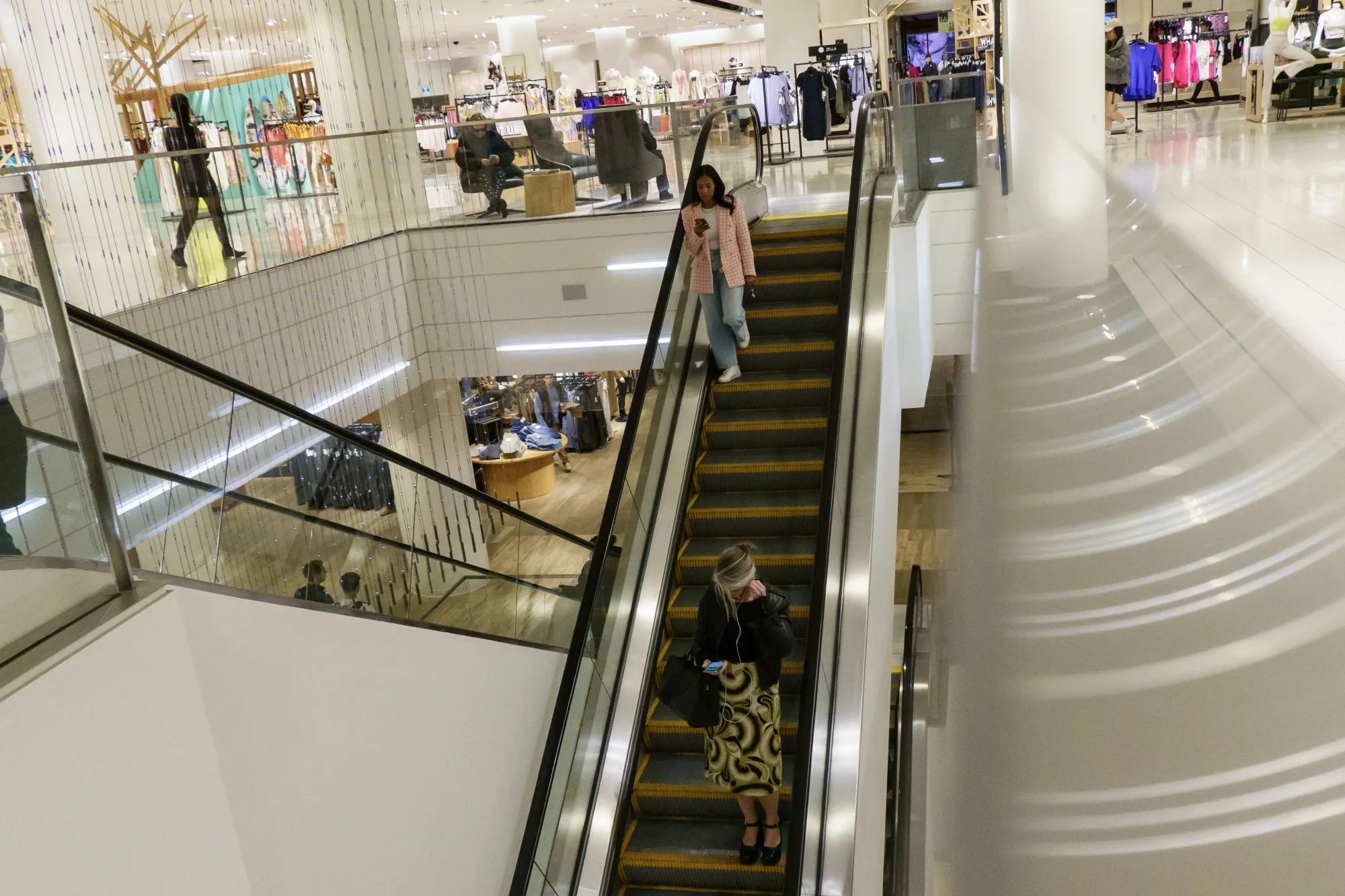 Retail sales fell 1.4% in March, according to a preliminary estimate from Statistics Canada.