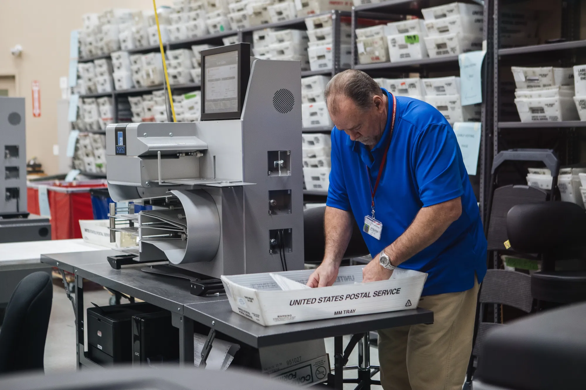 An election worker takes a ballot to place into an electronic counting machine during a recount at the Broward County Supervisor of Elections office in Lauderhill, Florida,&nbsp;on&nbsp;Nov. 12, 2018.&nbsp;