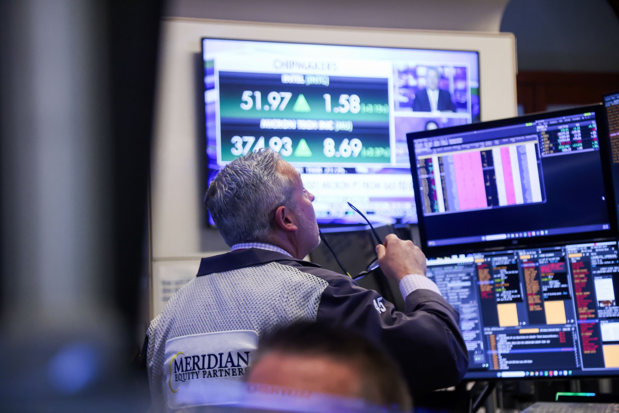 A trader works on the floor at the New York Stock Exchange (NYSE) in New York, US, on Monday, April 6, 2026. Signs of last-ditch efforts to secure a truce in the war that has rattled global markets spurred a cautious advance in stocks as oil retreated. Photographer: Michael Nagle/Bloomberg