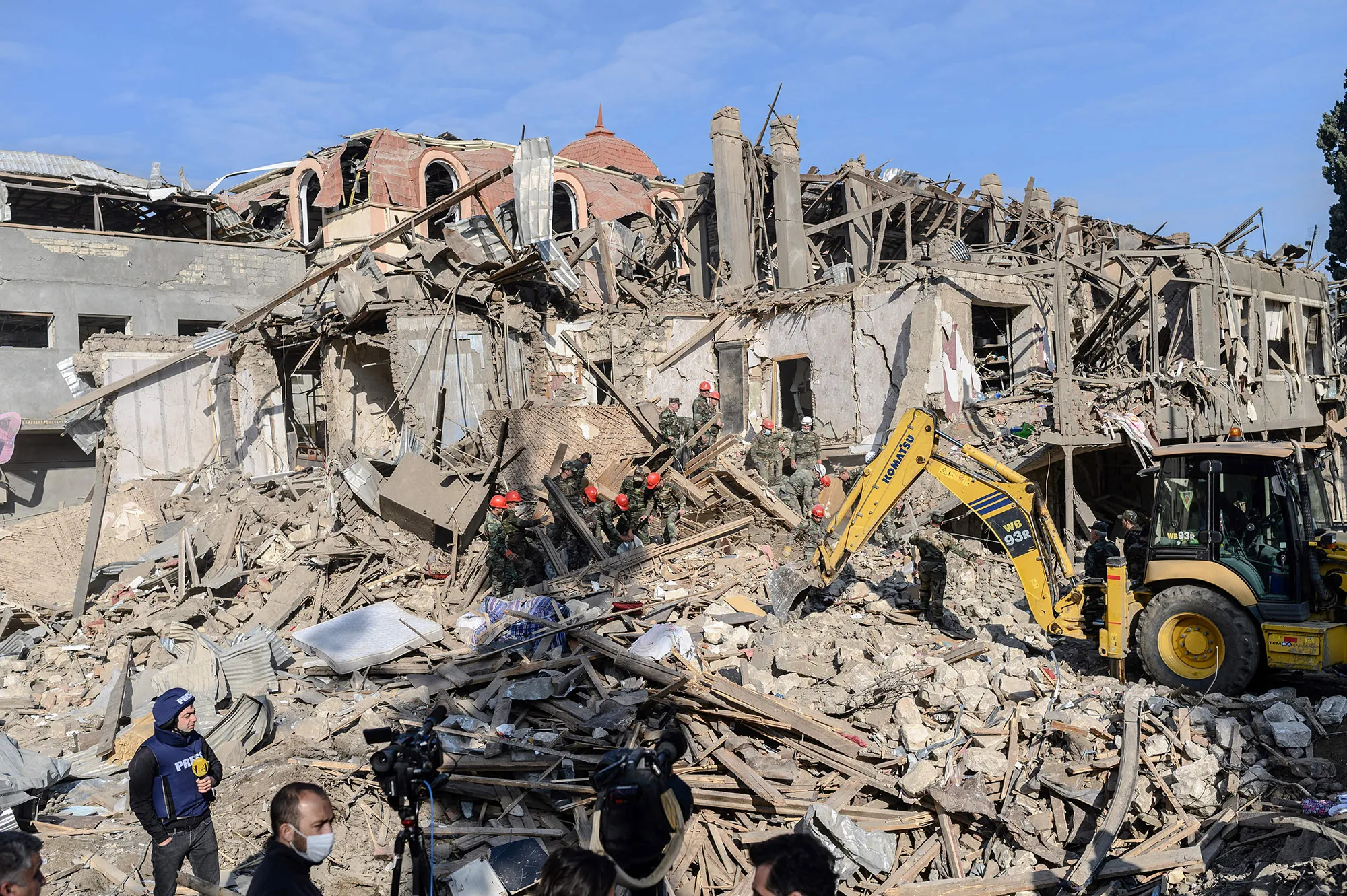 Rescuers search for victims in&nbsp;Ganja, Azerbaijan, on Oct.&nbsp;11.&nbsp;