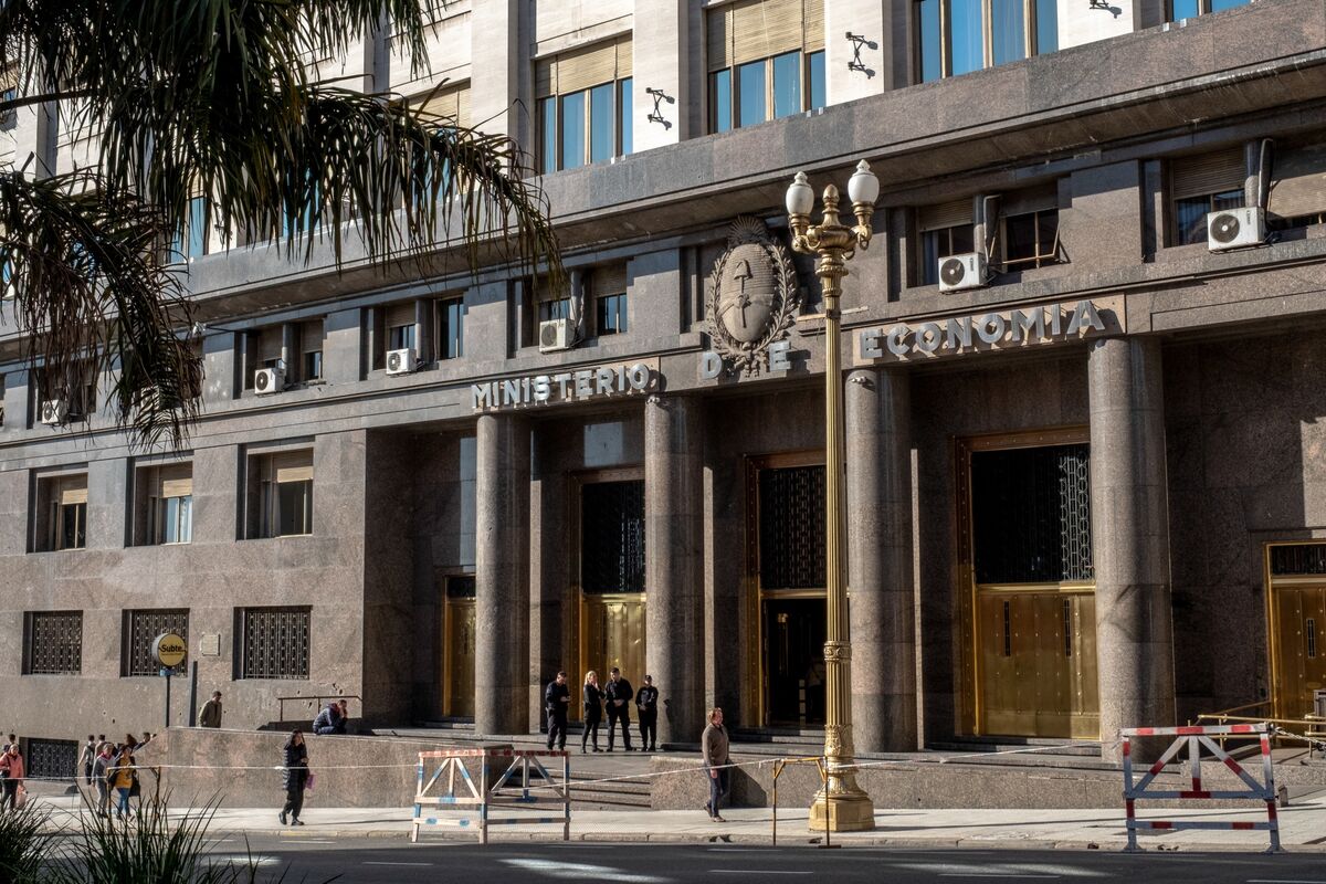 Argentina’s Dollar Bond Sale Will Test Foreign Demand Under Milei