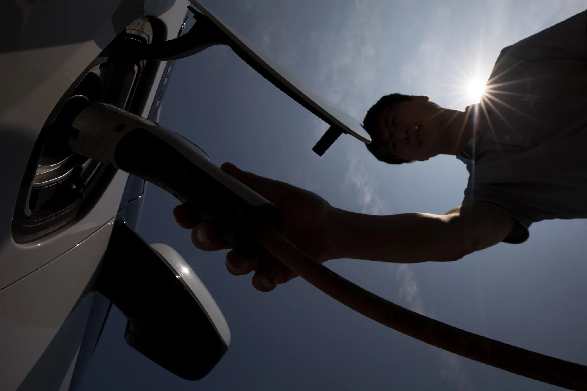 Tomorrow's Gas Station Will Charge Car, Feed You in 10 Minutes
