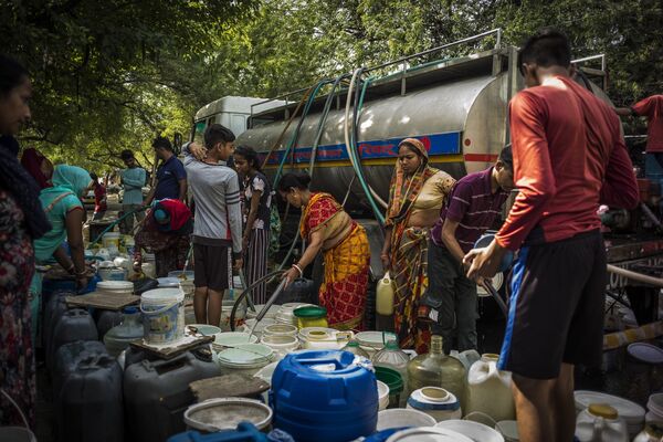 Residents Experience The Heat Wave In New Delhi 