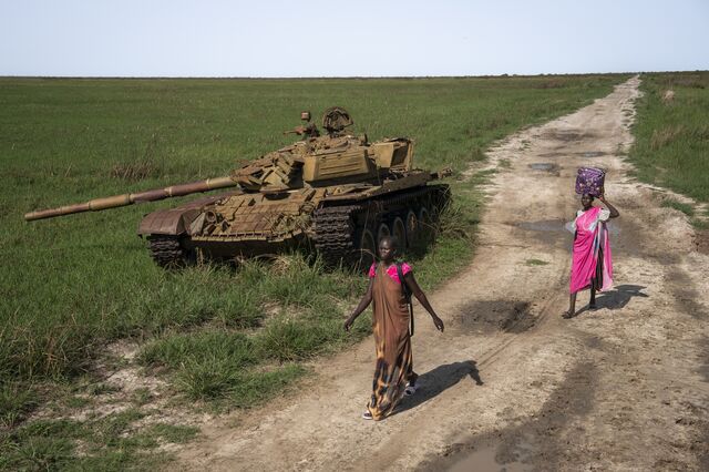 A destroyed tank lies on the road linking Koch to the SPOC oil facilities near Rier Village. During the rainy season, the road becomes heavily flooded, and surrounding fields are affected by pollutants overflowing from wastewater pits near the oil site.
