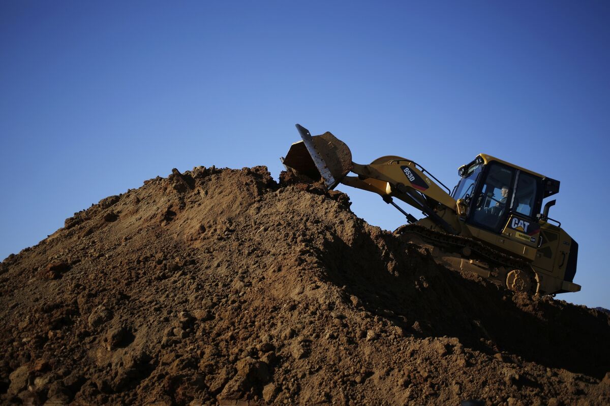 Caterpillar’s Lone Bear Says Machinery Maker Is No AI Darling