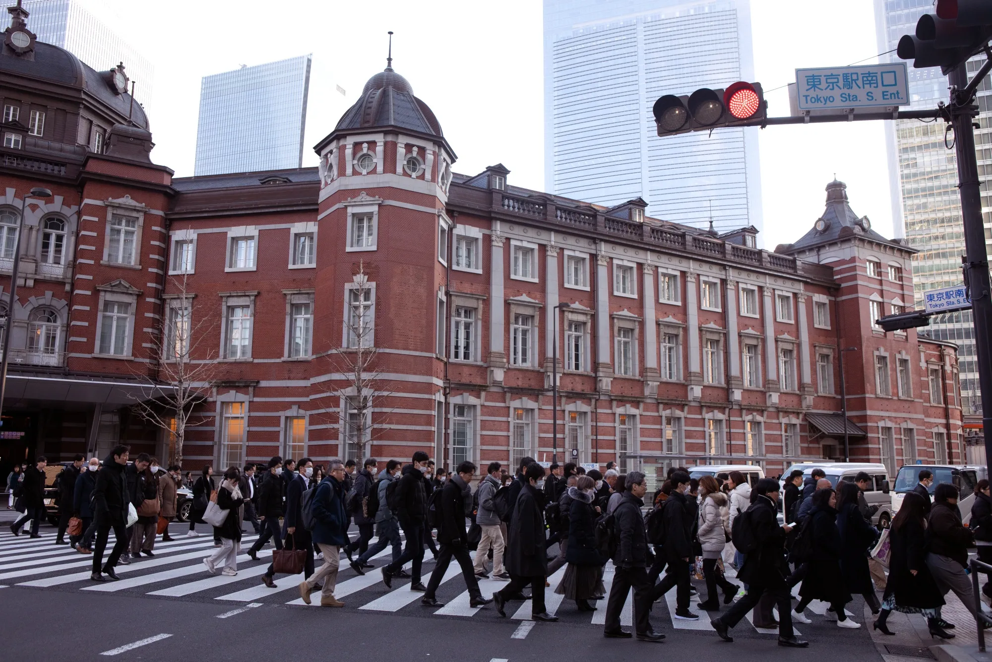 東京駅前の通勤風景
