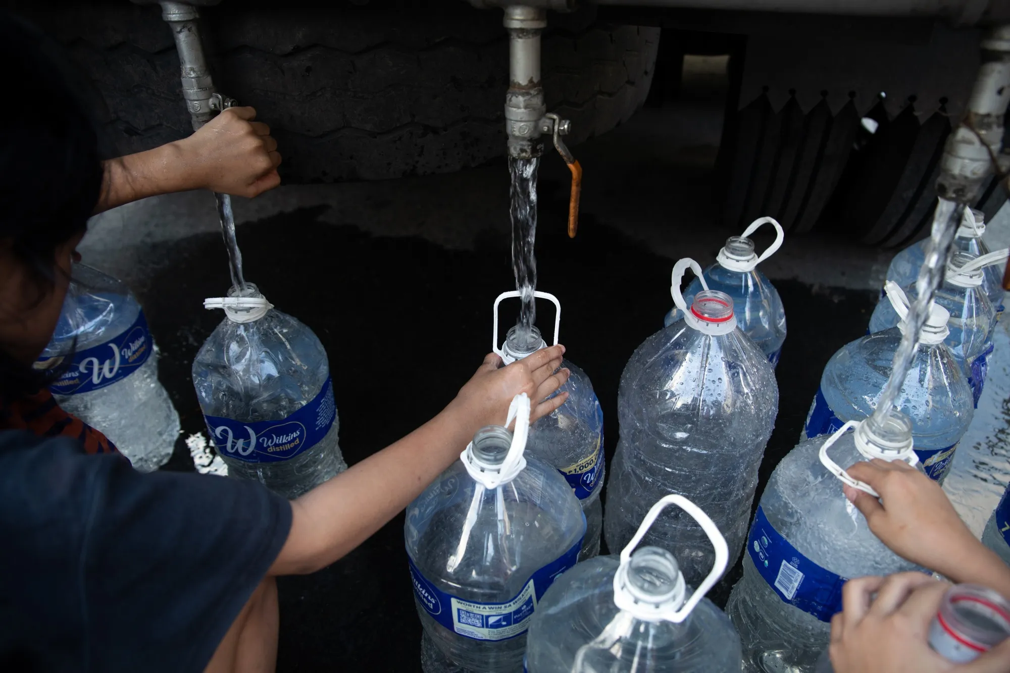 Residents collect water with plastic containers in&nbsp;Manila, the Philippines.