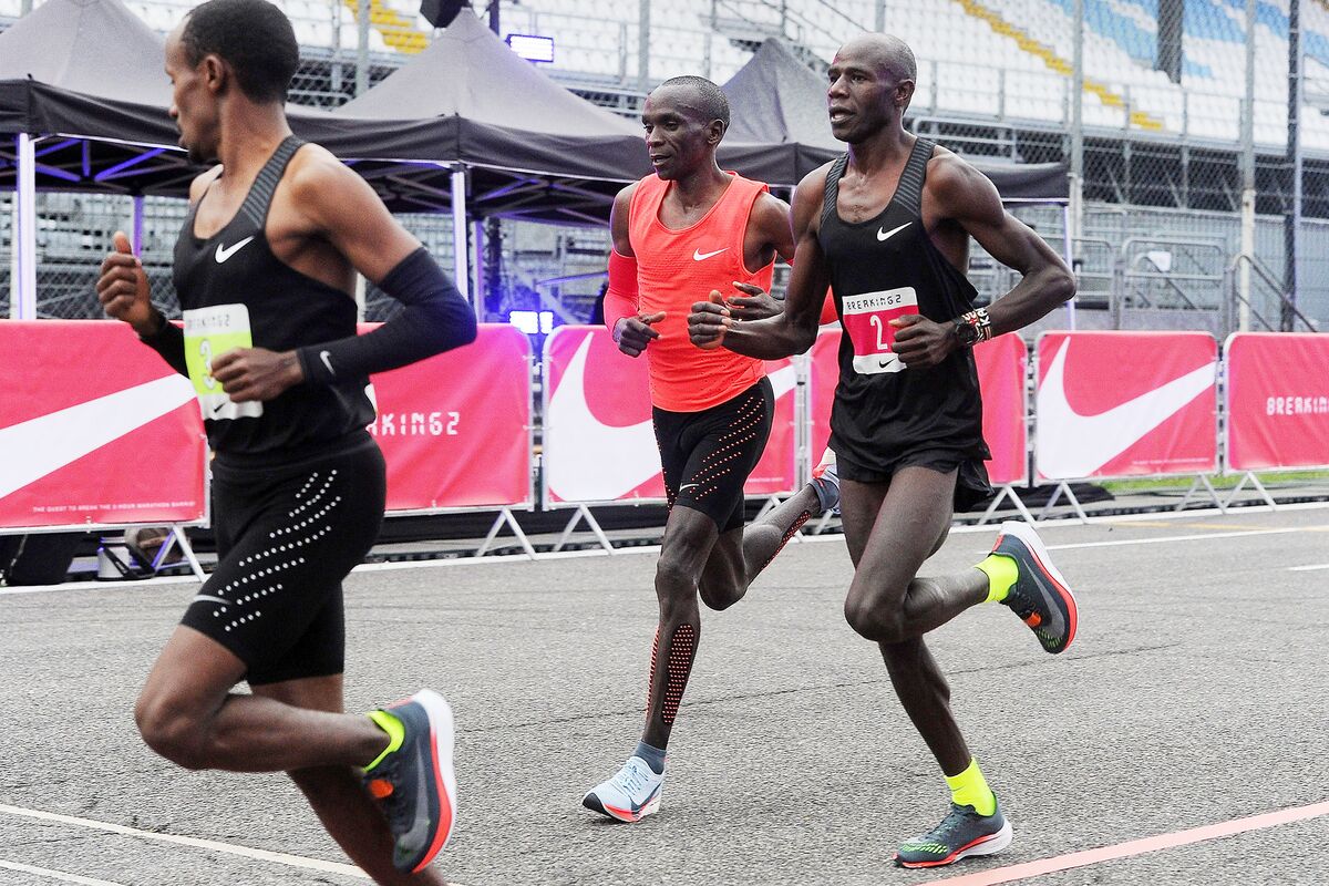 Kipchoge Misses Breaking 2-Hour Mark by 25 Seconds - Bloomberg