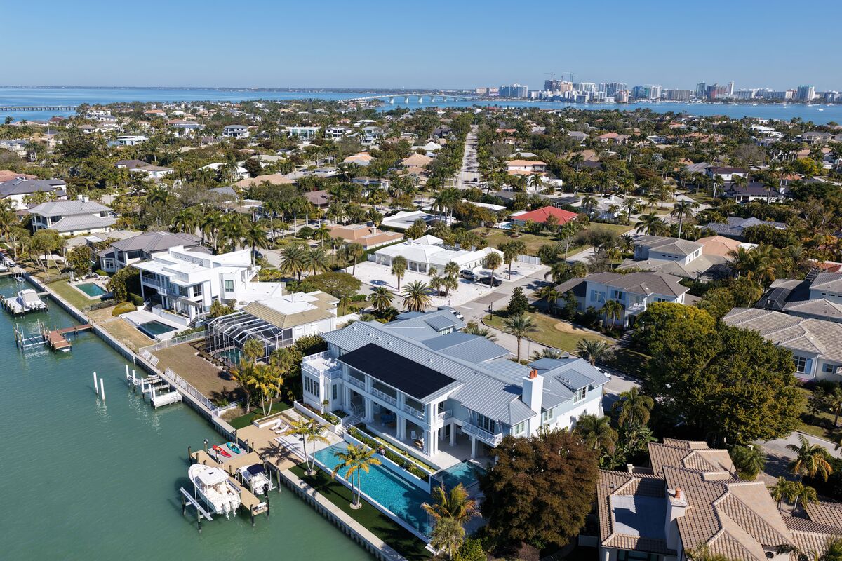 bloomberg.com - Zahra Hirji - As US Residential Solar Industry Craters, Florida Bucks Trend