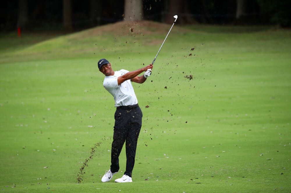 Woods Shoots 64 To Take 2 Stroke Lead At Zozo Championship Bloomberg