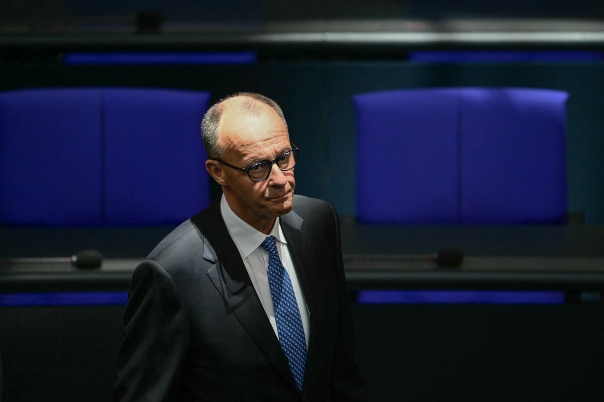 🟪"Un Passaggio di Potere Festoso Si Trasforma in Caos: L'Inizio del Mandato di Friedrich Merz"