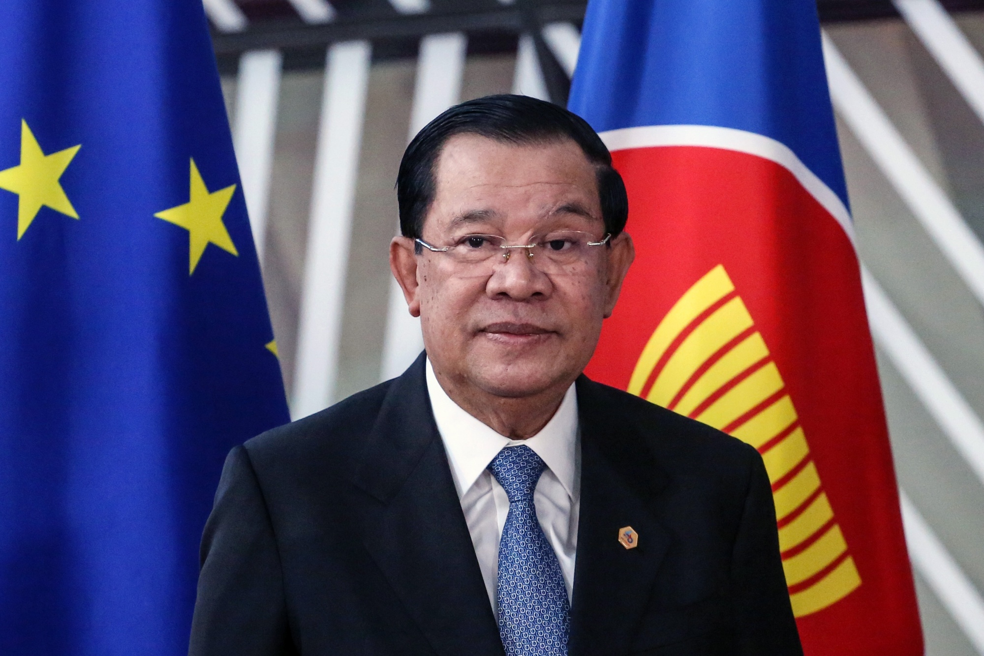 Cambodia PM Hun Sen Hands Power to Son After Four Decades - Bloomberg
