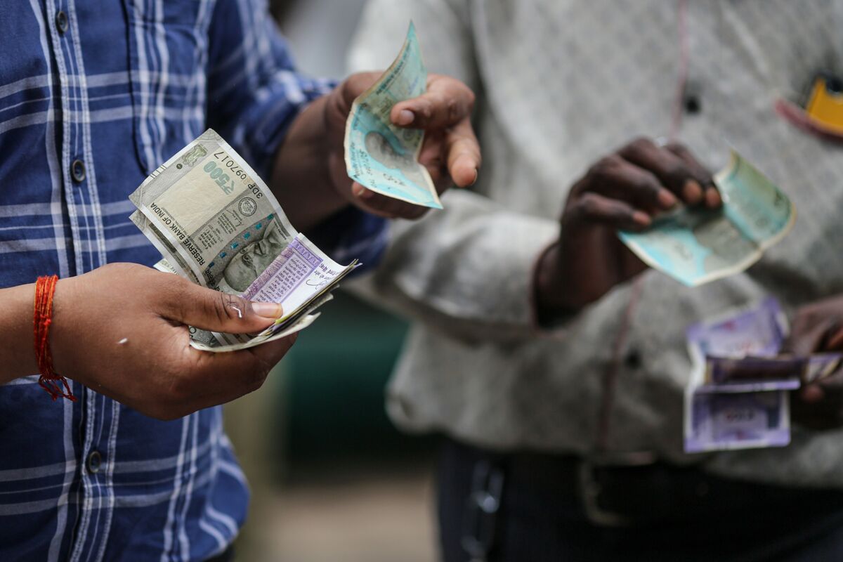 Foreigners Dump Record Indian Bonds as Weak Rupee Erodes Returns