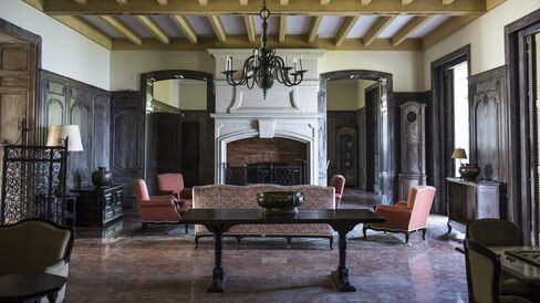 Living room of the governor’s mansion on Ilha de Brocoió.