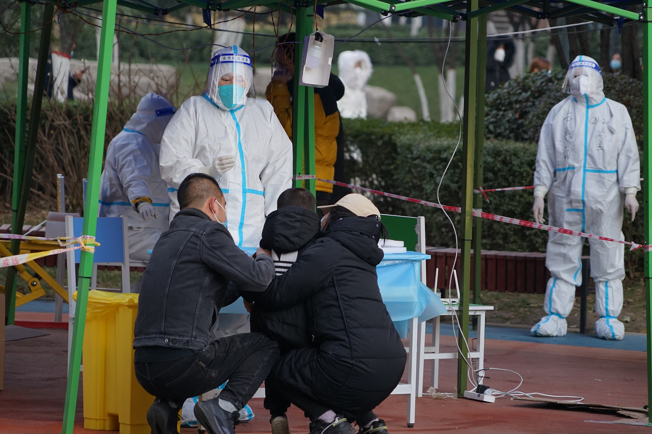 A health worker prepares to administer a nucleic acid in Xi ‘an on Dec. 29.