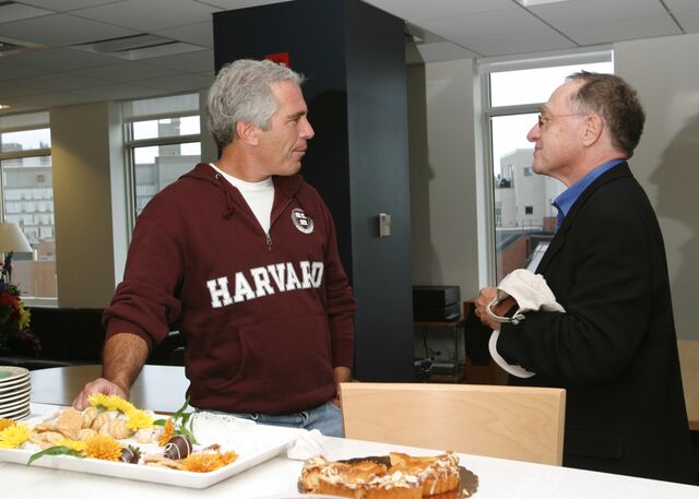 Epstein and Alan Dershowitz in 2004. 